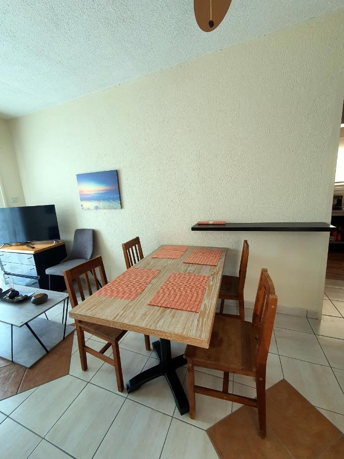 Poseidon 51 - Beachfront Two Bedroom Apartment Pafos Zewnętrze zdjęcie