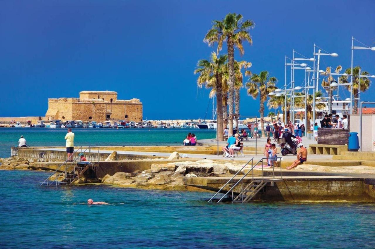 Poseidon 51 - Beachfront Two Bedroom Apartment Pafos Zewnętrze zdjęcie