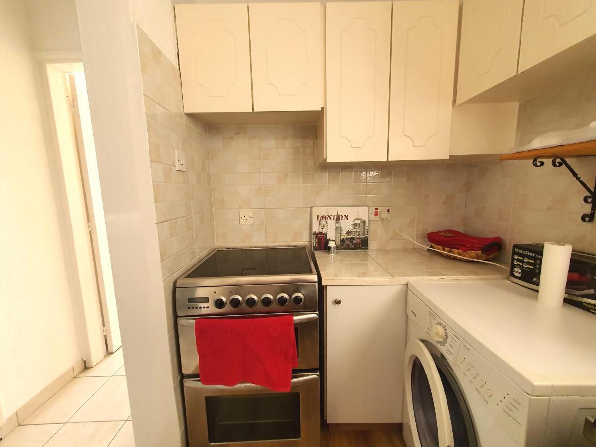 Poseidon 51 - Beachfront Two Bedroom Apartment Pafos Zewnętrze zdjęcie