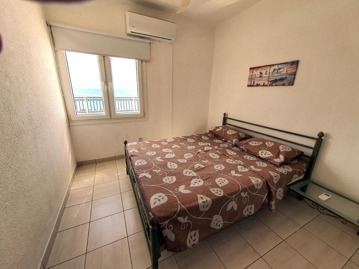 Poseidon 51 - Beachfront Two Bedroom Apartment Pafos Zewnętrze zdjęcie