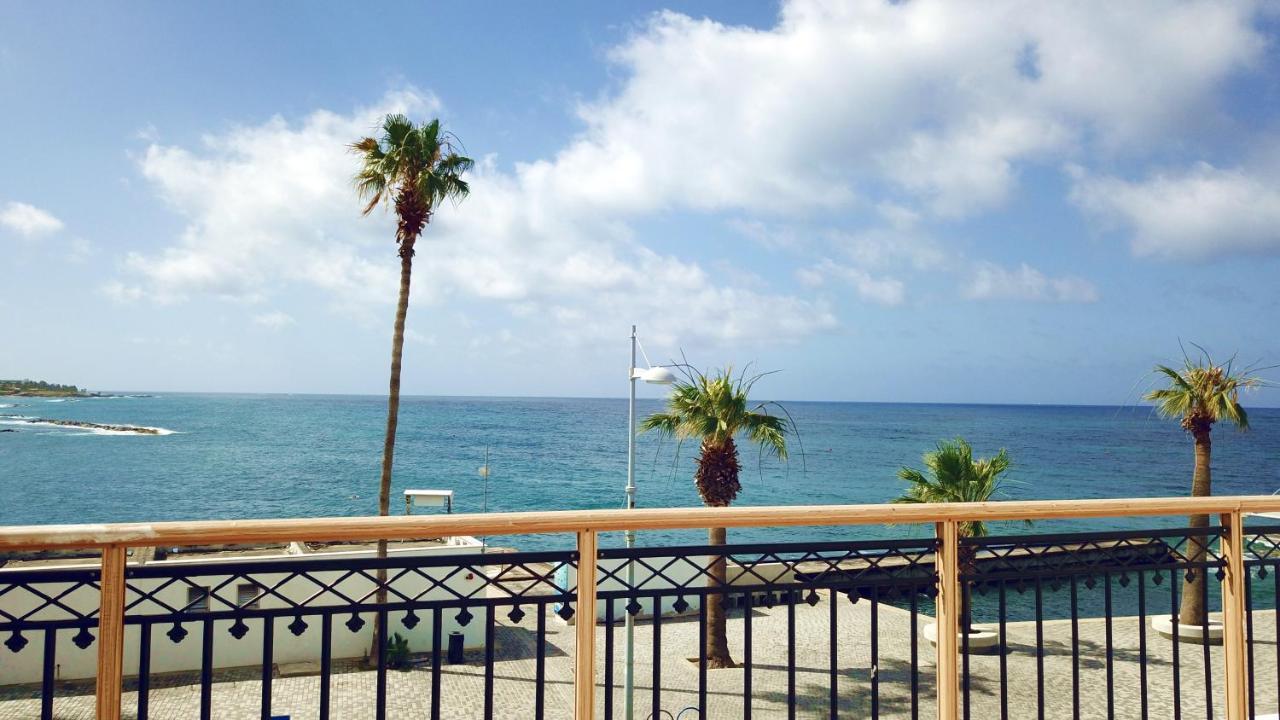Poseidon 51 - Beachfront Two Bedroom Apartment Pafos Zewnętrze zdjęcie
