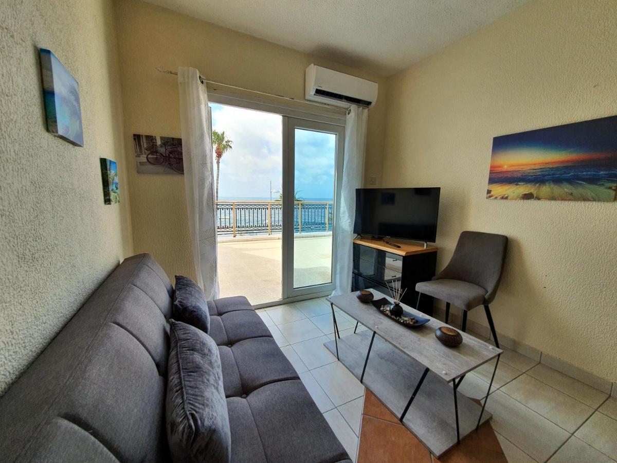 Poseidon 51 - Beachfront Two Bedroom Apartment Pafos Zewnętrze zdjęcie
