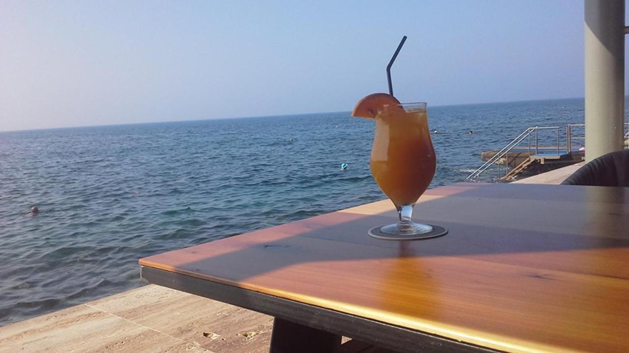 Poseidon 51 - Beachfront Two Bedroom Apartment Pafos Zewnętrze zdjęcie