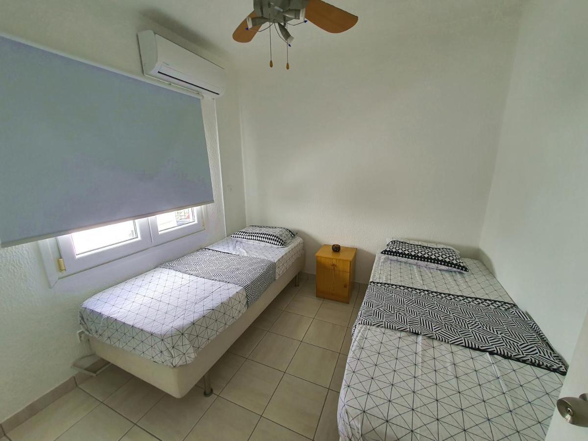 Poseidon 51 - Beachfront Two Bedroom Apartment Pafos Zewnętrze zdjęcie